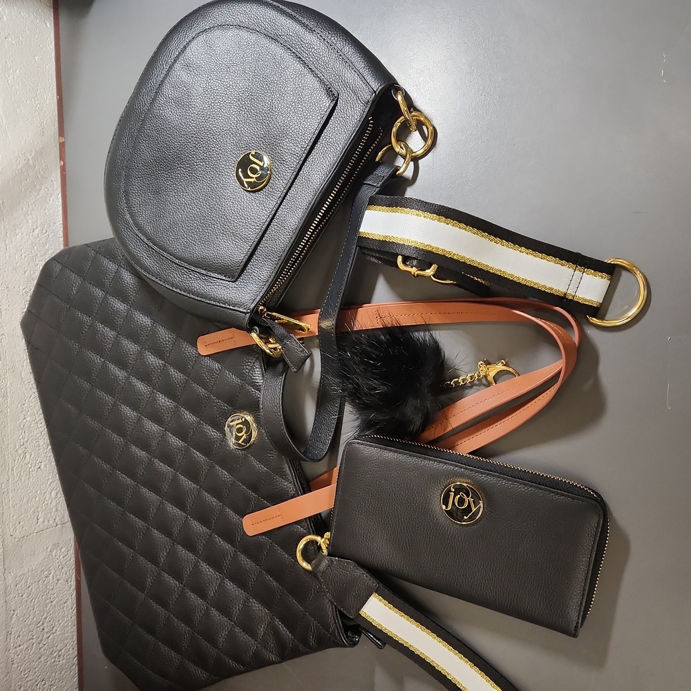 Nwt pebbled black leather matching wallet/wristlet purse, zip tote & keychain